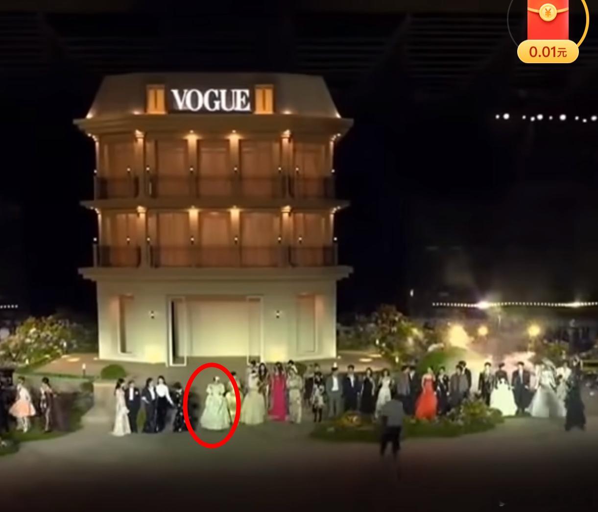 钟楚曦站位钟楚曦站位问题开始发酵了，炳胜看了下，确实从最开始一群人上台她就走到了