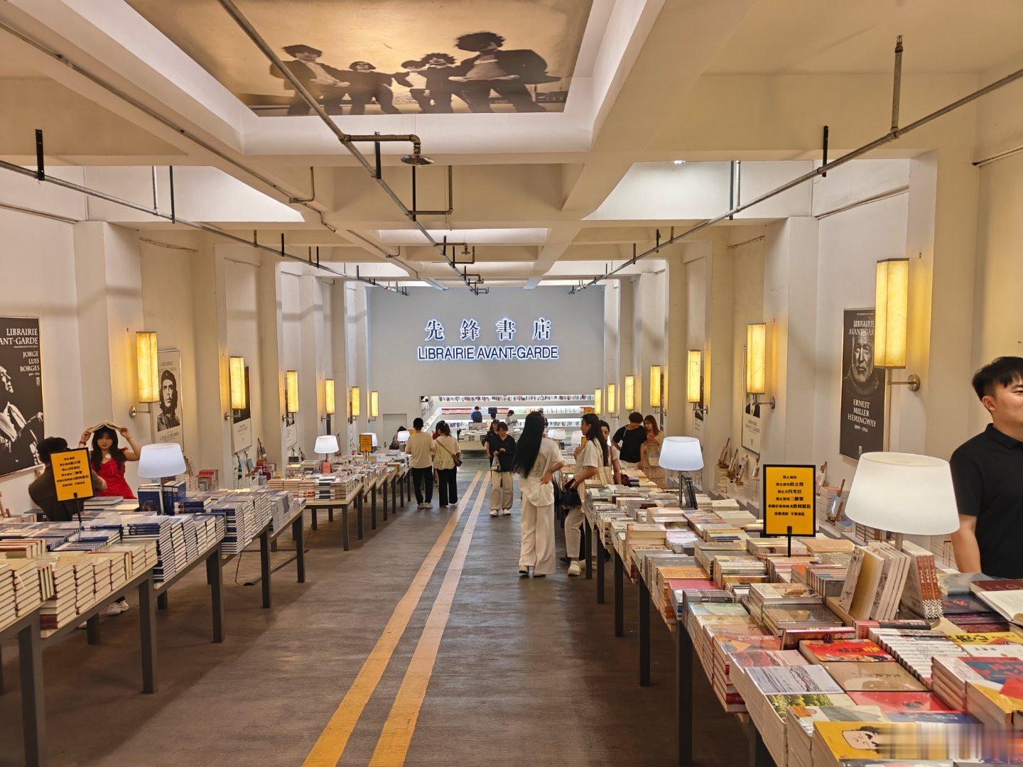 这里是最美的书店，原价买了三本书！书店、寺庙和海边，是我最喜欢去的地方！这些地方
