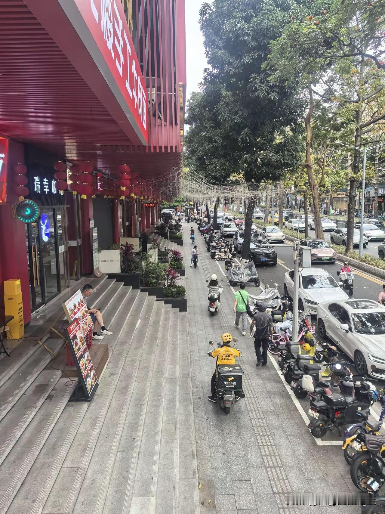 广州这波操作够硬核！人行道上专门给电动自行车装了违法抓拍，光越秀区就先安排了三个