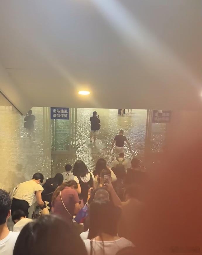 成都东站惊现“神操作”，积水成河竟划船载客！四川人硬核应对，雨中景致别样“潮”，