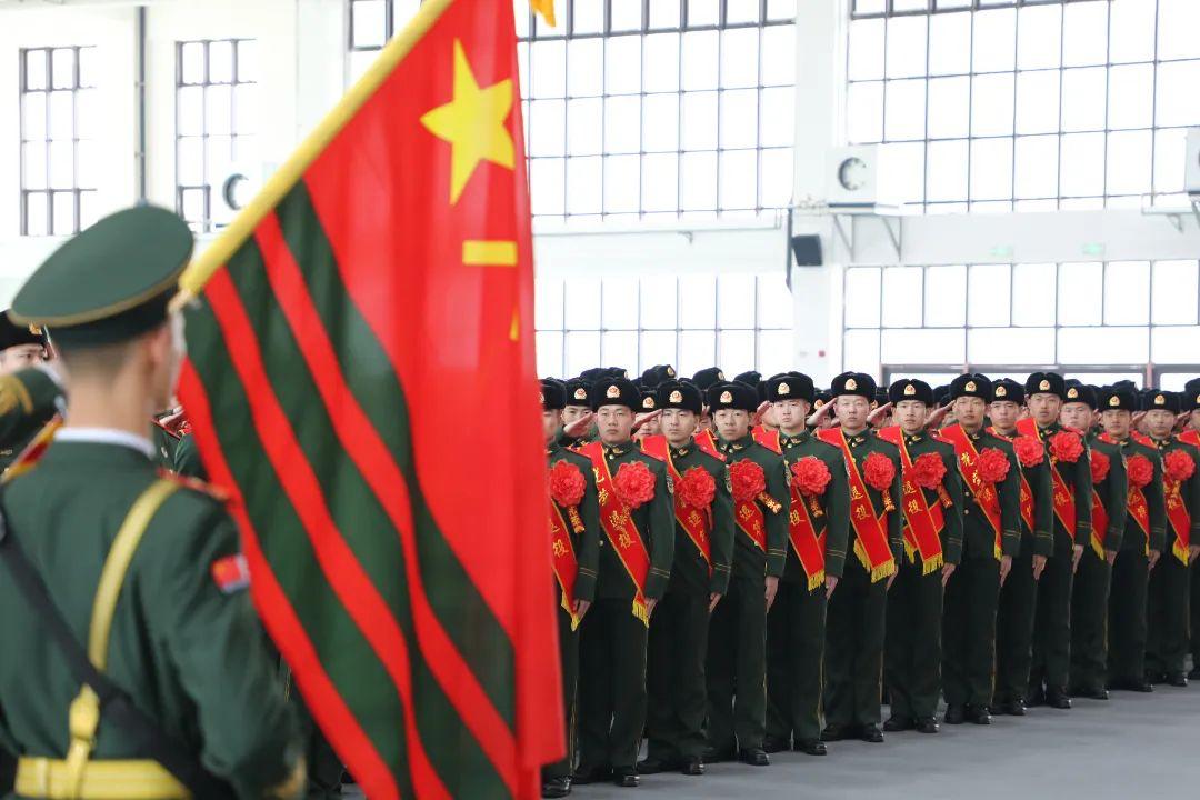 果然有深意！台湾时事评论员谢寒冰曾说：你们知道中国大陆这两天在干什么吗？他在给全