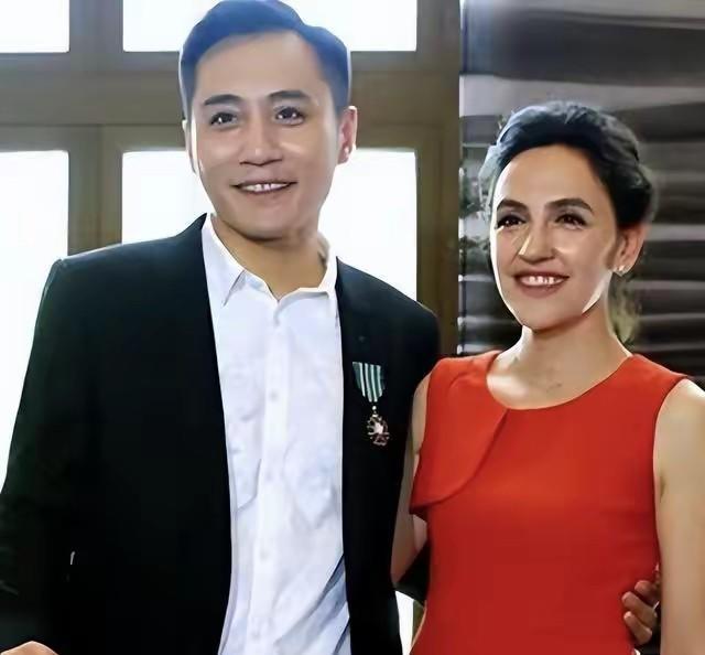 真男人！2015年，影帝刘烨在片场接到妻子确诊乳腺癌的电话，当场把烟摁灭在手心：