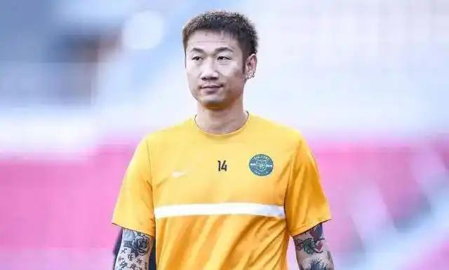 训练最狠的教练，带队成绩反而最差？
前国脚一句话点破足球场潜规则。
荣昊公开吐槽