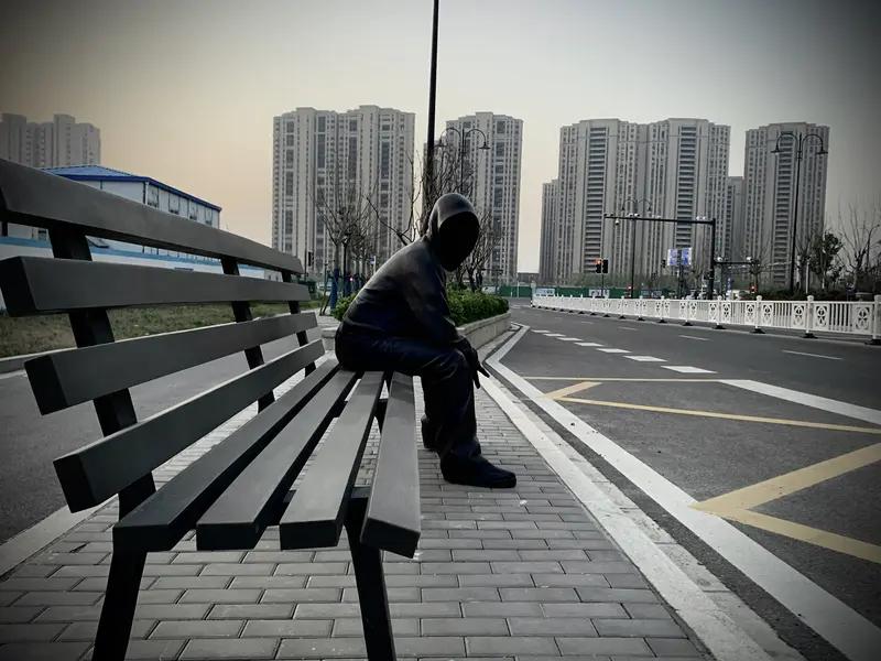 现在好多人是不是都这样，
混到连个约你吃饭的人都没了。
其实没人找你真不是因为你