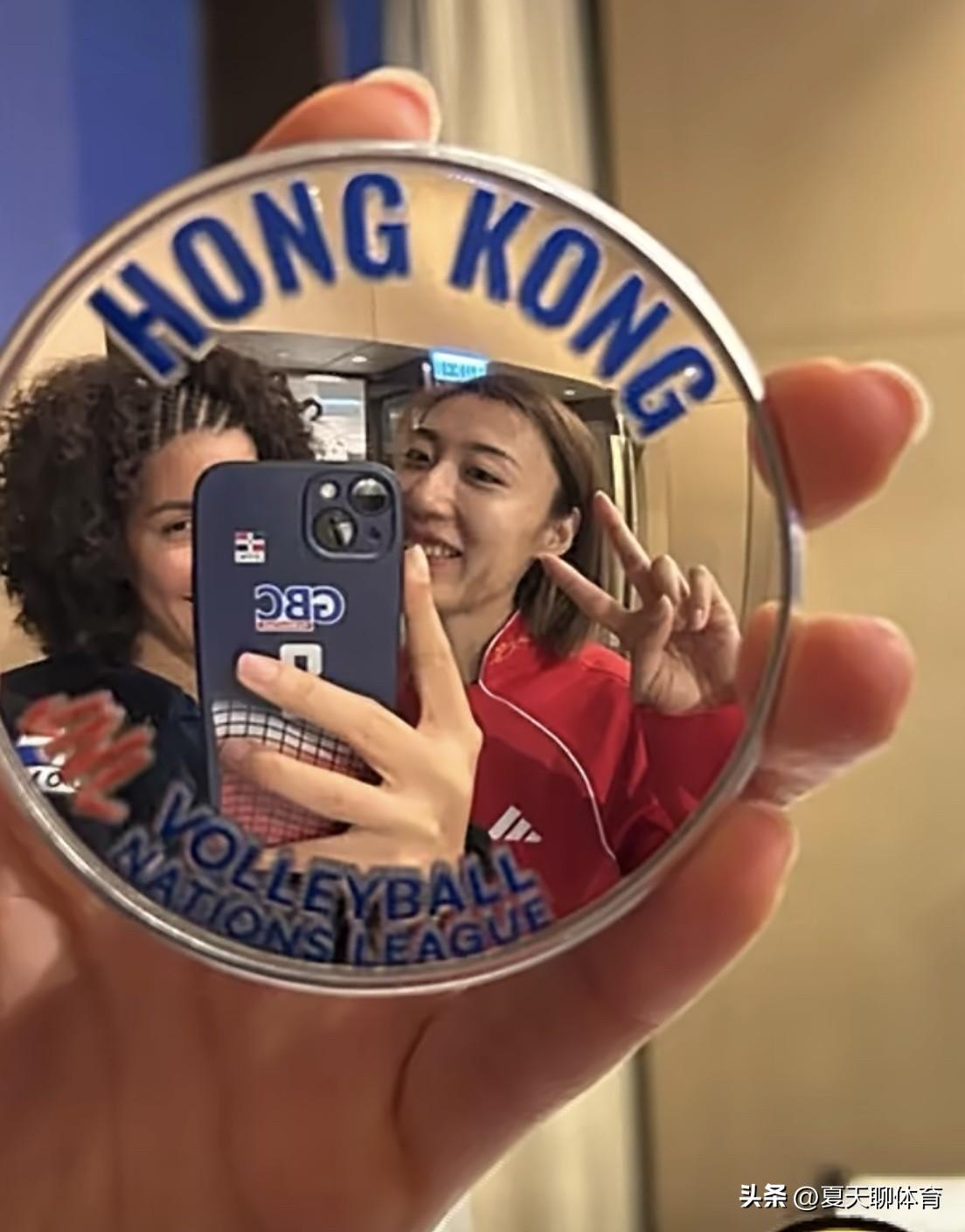 暖心一幕！昨晚上香港站的欢迎晚宴上，王媛媛跟前天津女排的外援，多米尼加女排的接应