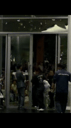自费跨国追星、全程守规排队，最后却被当众围堵殴打。
有完整证据却无人核实，随口一