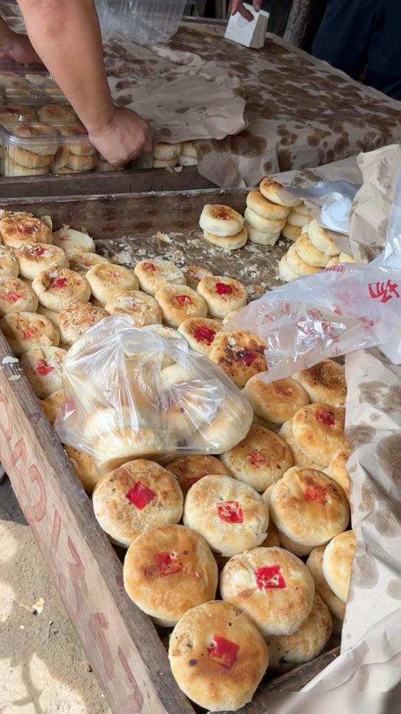 中秋都过了，月饼还没卖完，我爸在月饼厂上班，跟我打电话说，他厂里的月饼到现在还有