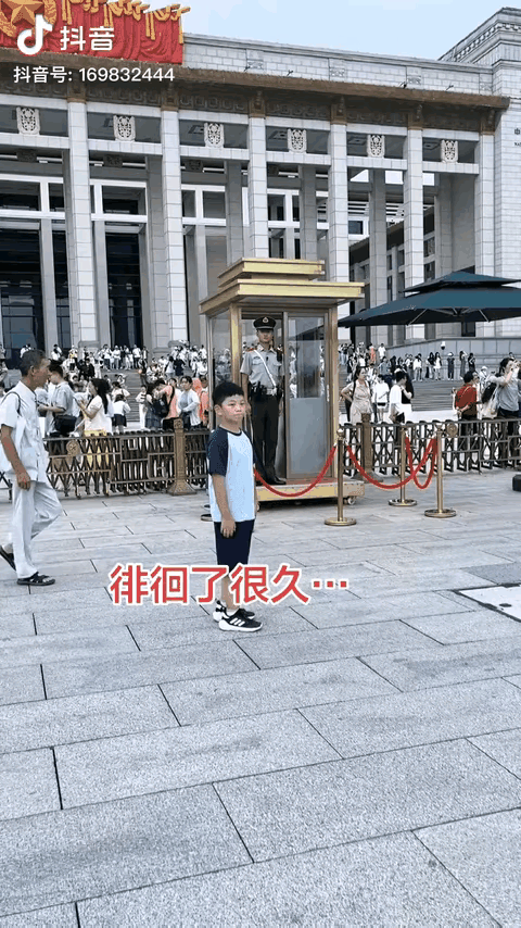 “看哭了！”重庆一男孩，来到北京旅游，他向正在站岗的一名军人敬礼，获军人回礼后，