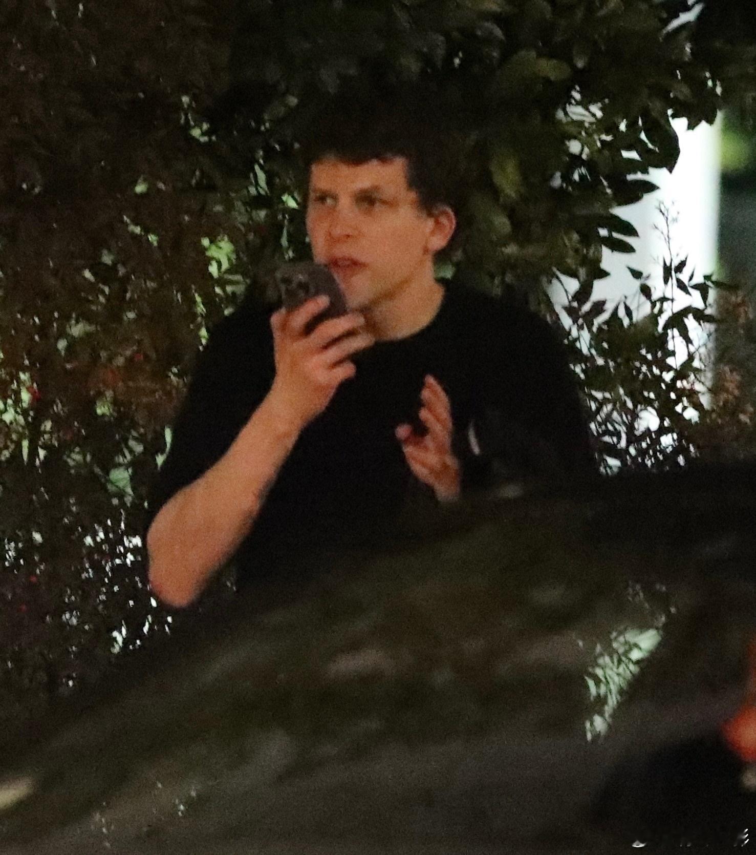 杰西·艾森伯格2月8日与粉丝合影。 Jesse Eisenberg  takes