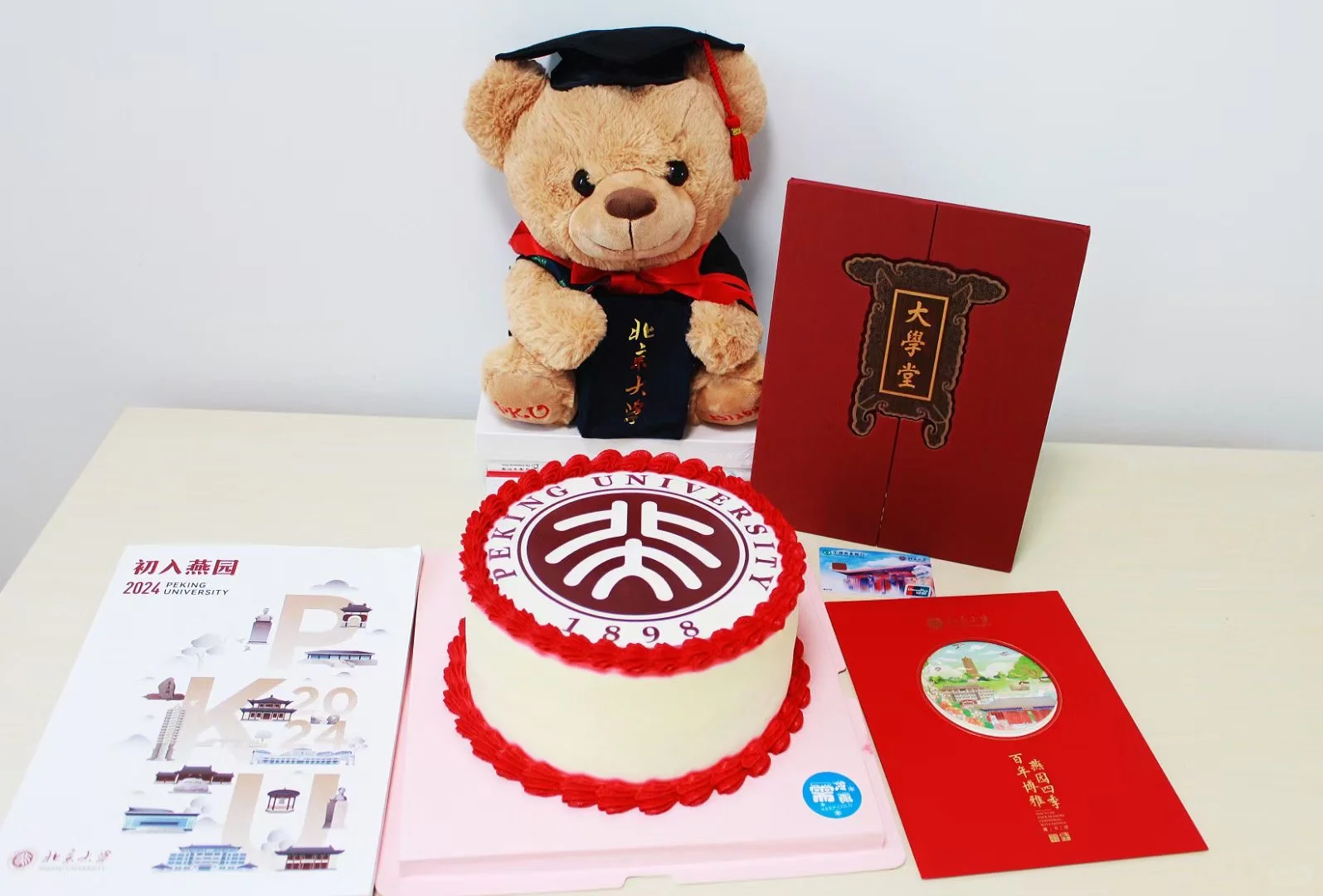 学生收到了北大的录取通知书，这一刻太开心