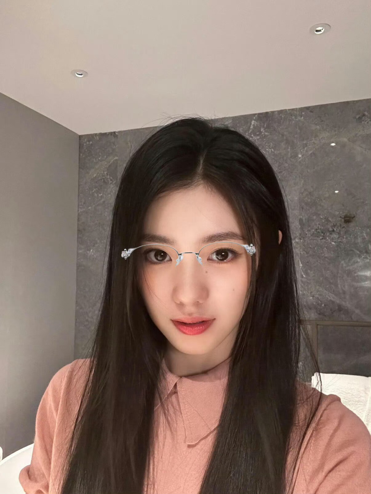 【刘浩存】卧槽跪求妈妈你戴一下无框眼镜好不好cr 超硬小熊软糖·刘浩存背头黑裙 