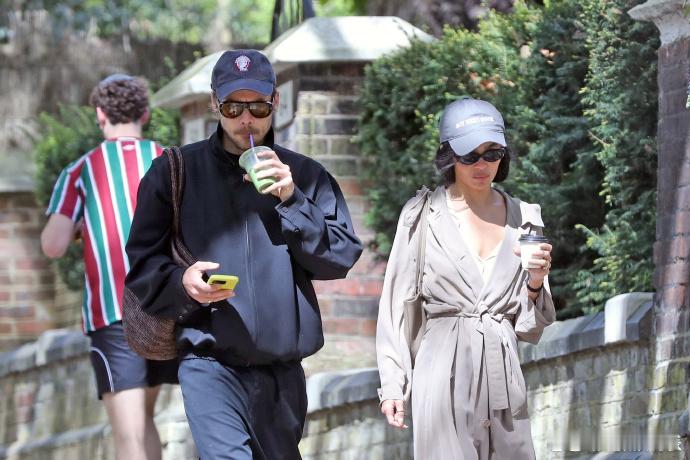 曝哈卷猫女订婚 据外媒，知情人士透露哈卷Harry Styles和猫女Zoë K