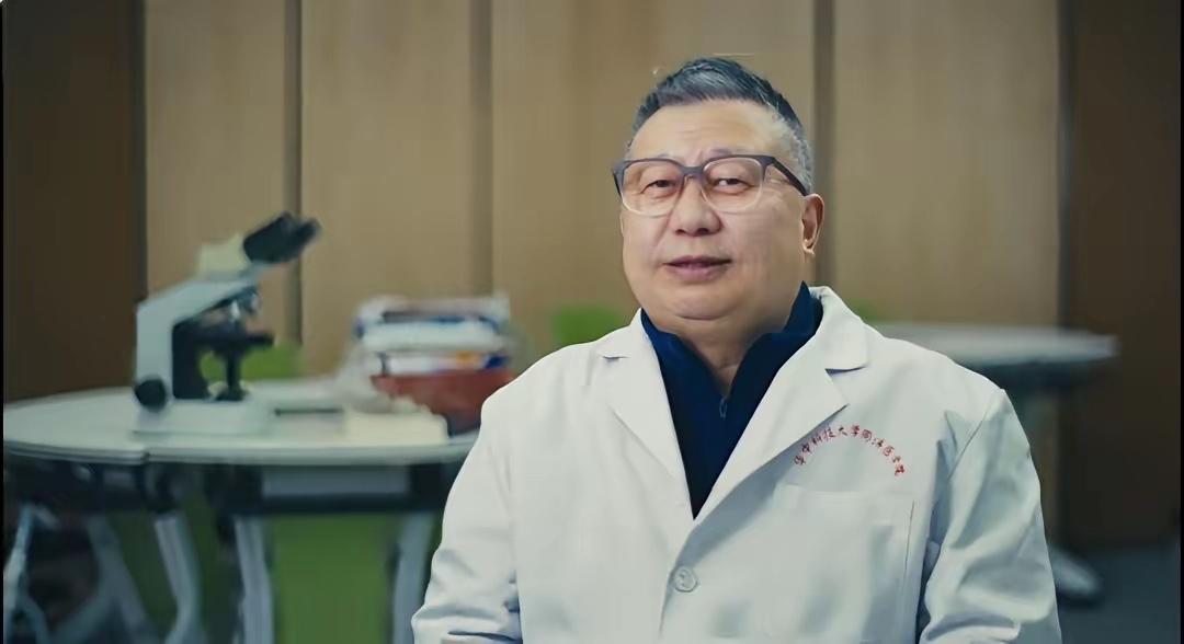 法医刘良医生有一句最感人的话：
他相信那些被他解剖过的人，如果有一天在另一个世界