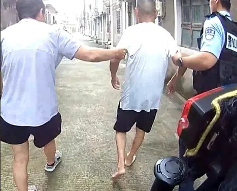 台州老人不慎被困浅溪第一时间拨通110遇事第一时间拨打110，为老人的安全意识点