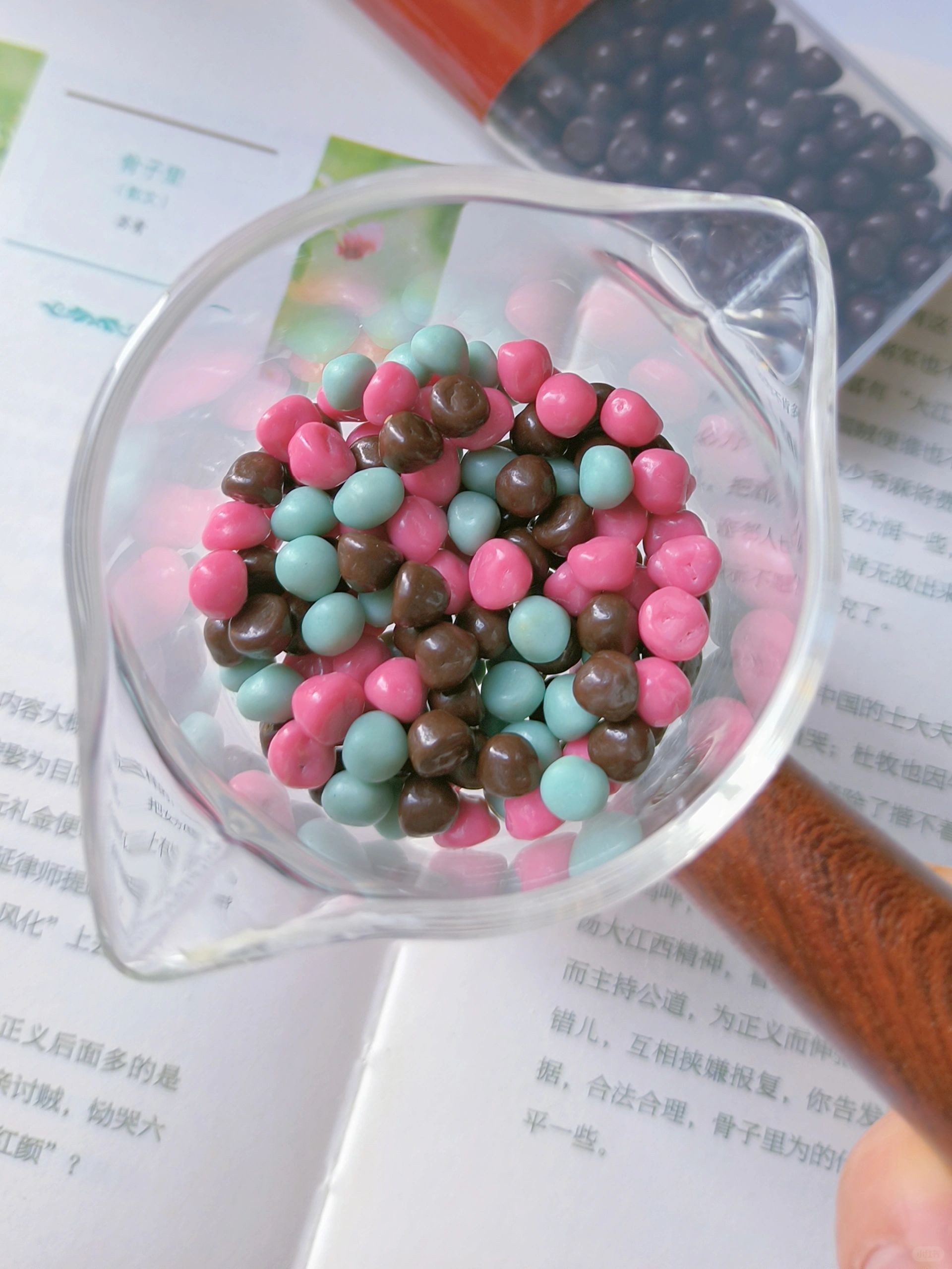 骗孩子说我吃的彩色珠子！