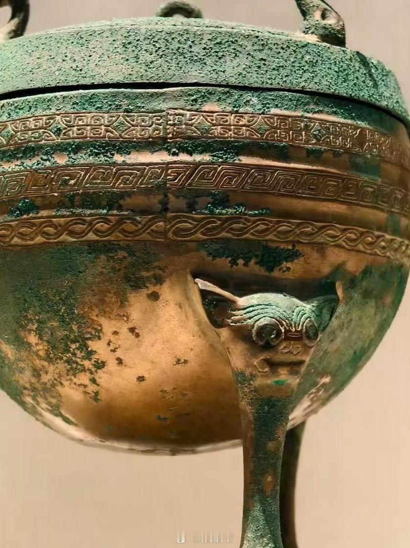 青铜器出厂皮肤是金色 庙堂金器威严，入土经年，化作沉静古铜青绿。从金色到青色，是