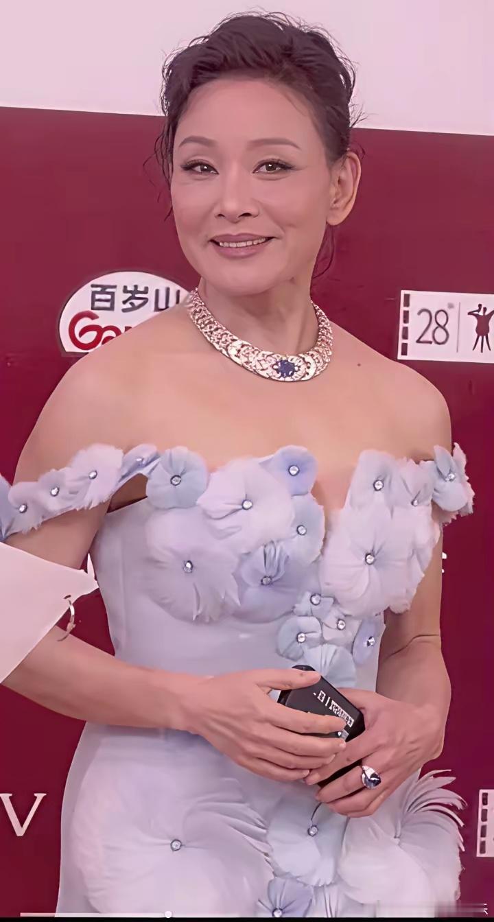 衣不蔽体！65岁著名演员陈冲走红毯，出现在大众视野！总感觉她每次出场，都很性感，