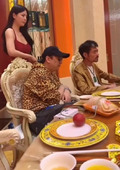 王思聪的模仿者摆拍时的一幕，美女、桌子上的空碟子道具一应俱全。 