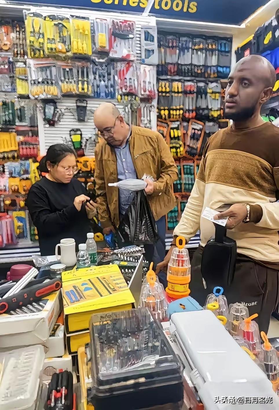 “排队去”，义乌老板娘斩钉截铁三个字刷掉了阿三自大、高傲的优越感，在这儿，你就是