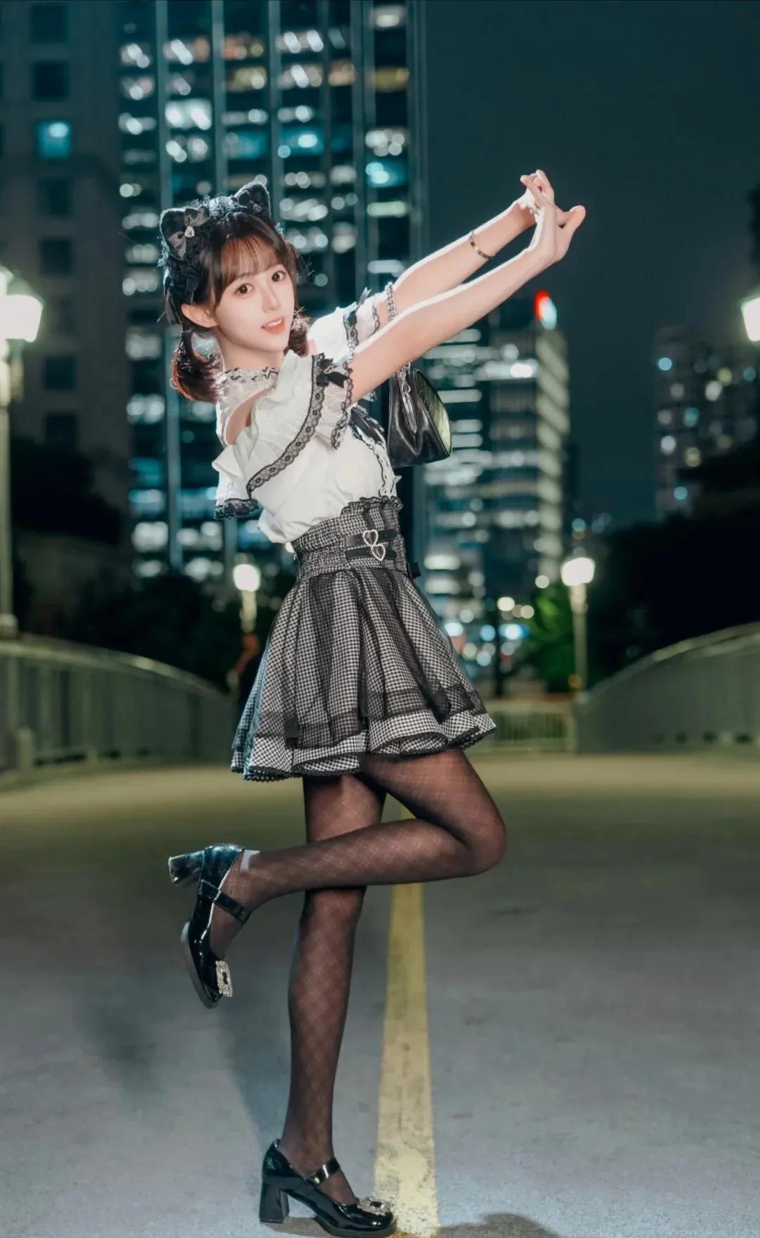一个穿洛丽塔服装的女孩在街头摆姿势。