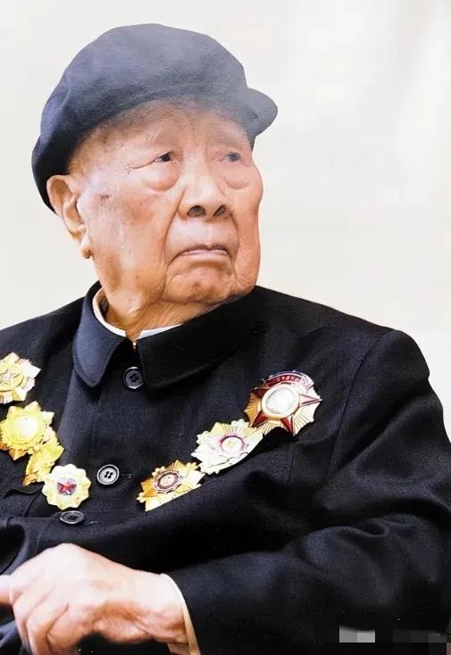 1984年，开国中将曾思玉退休后，到大连一水库钓鱼，钓着钓着，水库负责人走了过来