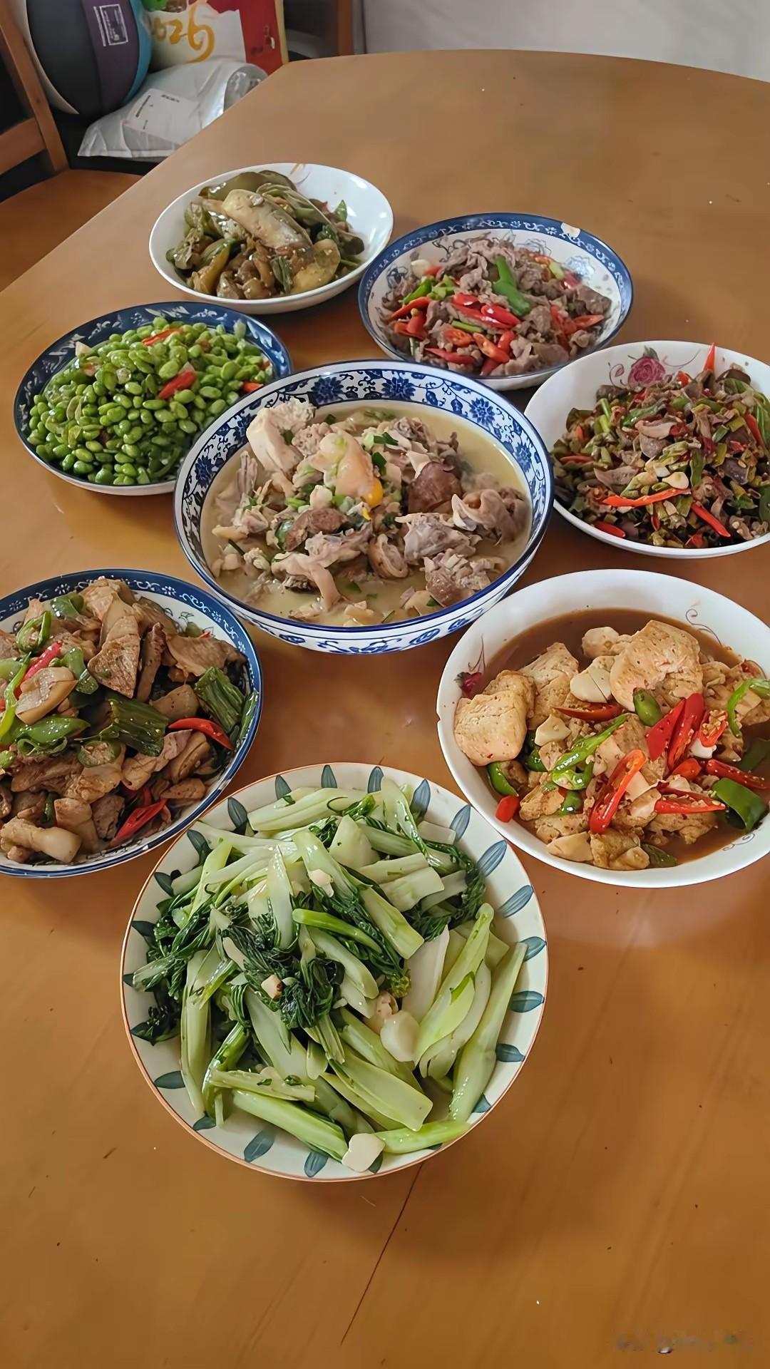 这四桌家常小菜，要是你吃会愿意选哪一桌吃？