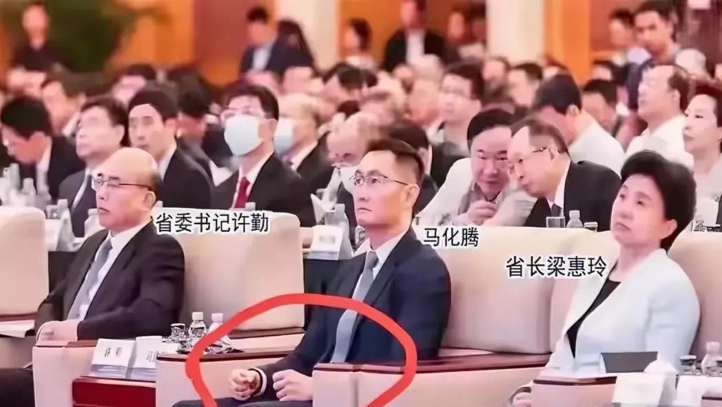 有人说这个图有问题
马老板手里有东西，
大家看出来马老板手里什么东西了吗？