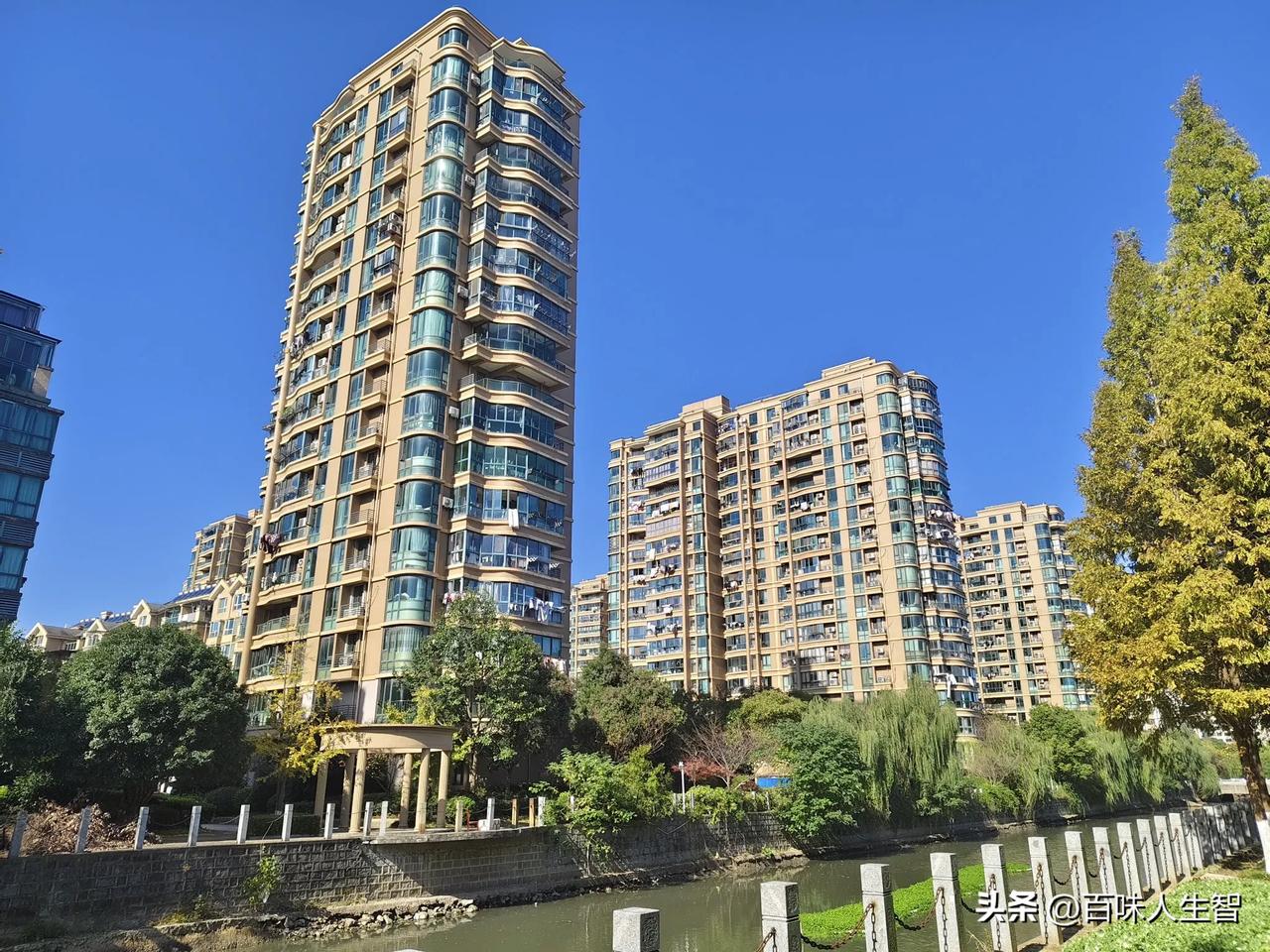 尽管房子越来越不值钱，但国家控制城市不再疯狂建房，新房子可能越来越少，这些房子将