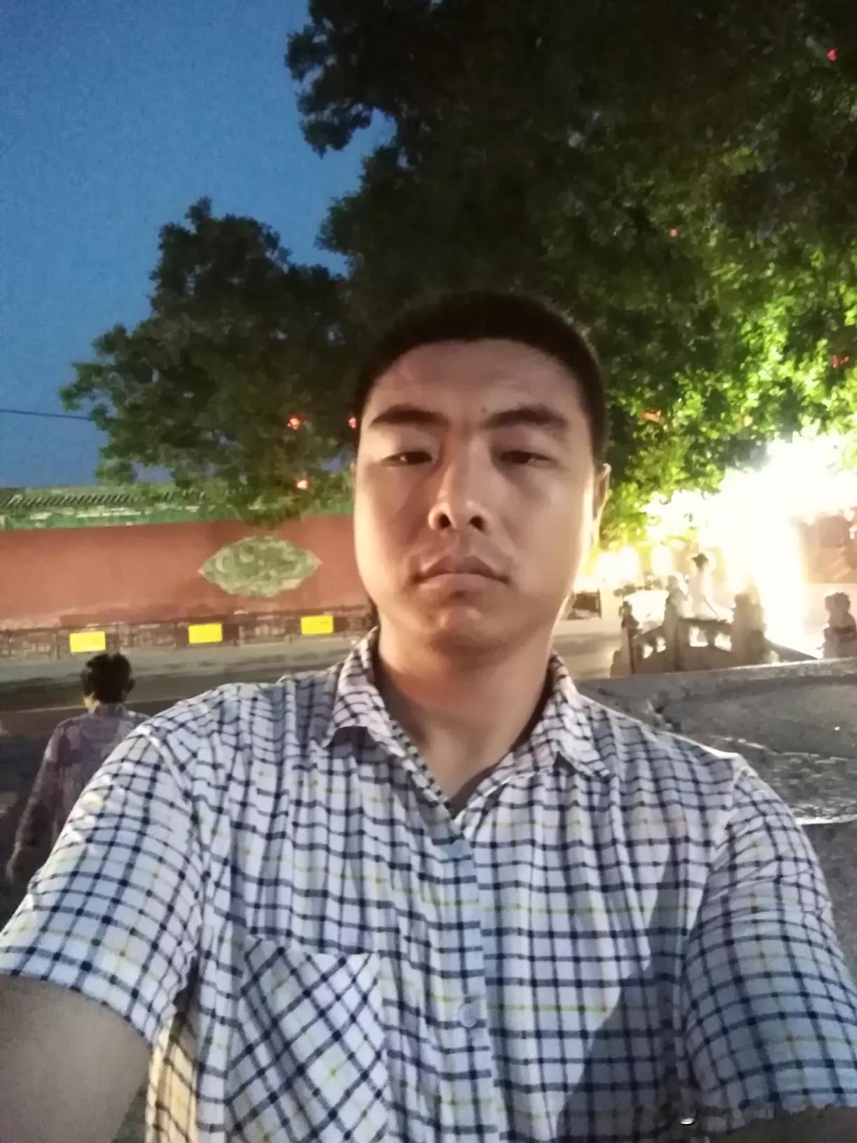 一个人

可以没钱没势没学历
但是唯独不能没有人品
没有人品   
等于失去一切