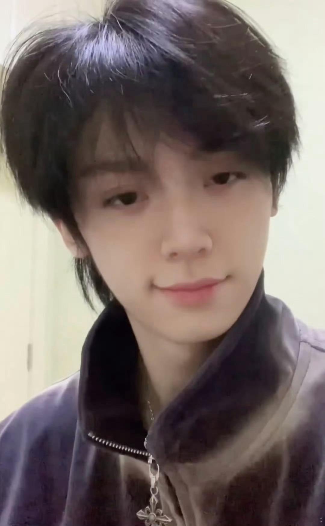 左航嗓子哑了工作也要注意身体呀！南北温差大，来回这样也容易感冒~真的又心疼又想笑