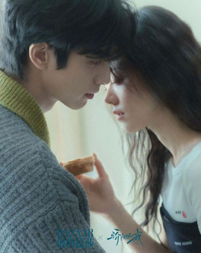 宋威龙赵今麦打表情包扑克也太好嗑了！连打牌都能心有灵犀，默契值直接拉满！这波互动