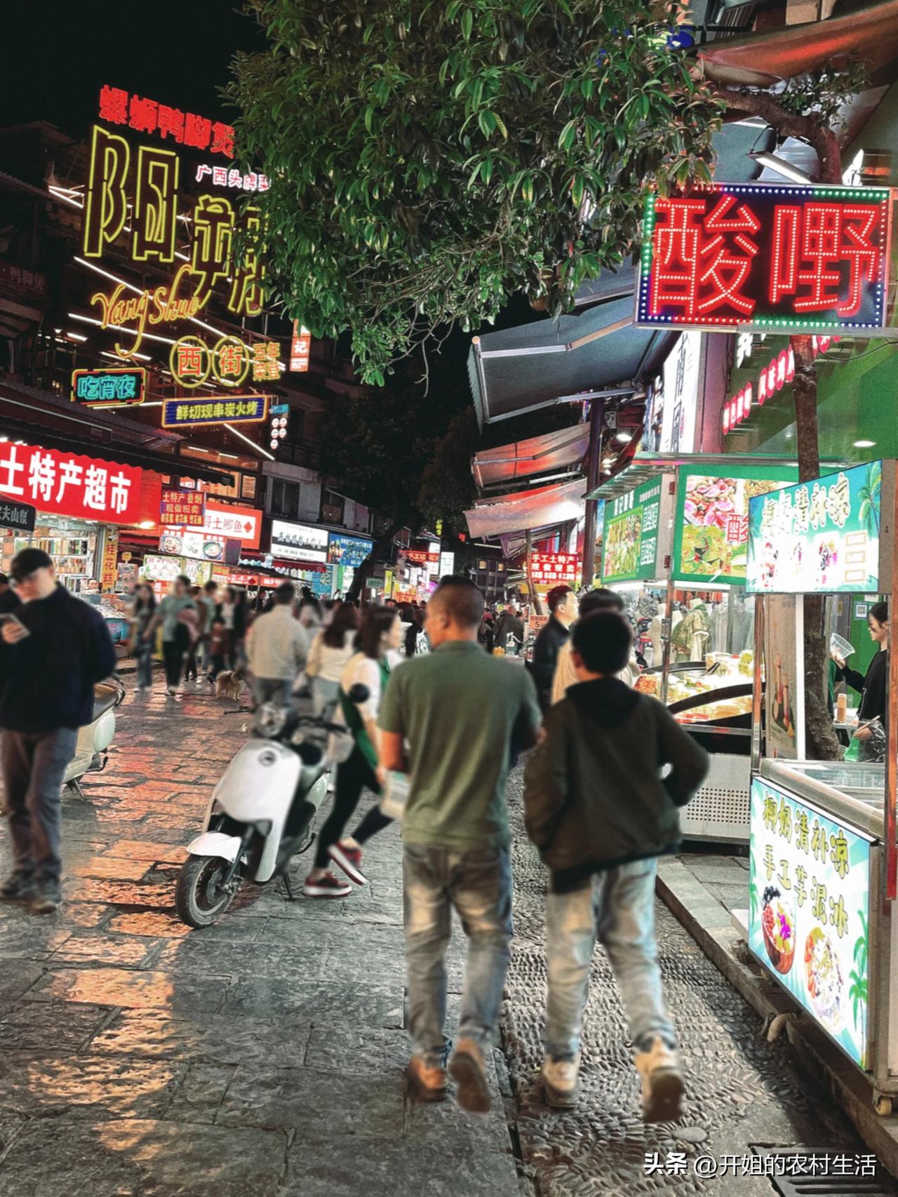 和宝宝一起享受夜市美食的美好时光🍜👶带着宝宝逛夜市是件超幸福的事。夜市里满是