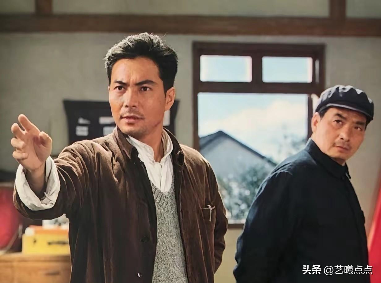 这是1976年上影拍摄的故事片《欢腾的小凉河》中的男主角和男配角。
男主角是江苏