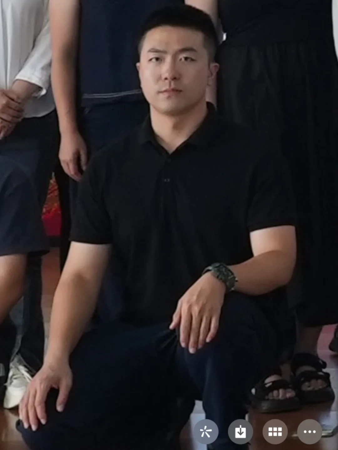 一合照就是跪姿的那群人