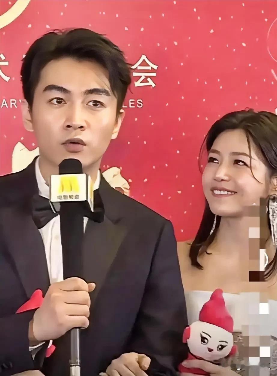 陈晓和陈妍希这对夫妻同框真是太甜啦！
从照片就能明显看出陈妍希对陈晓那满满的崇拜