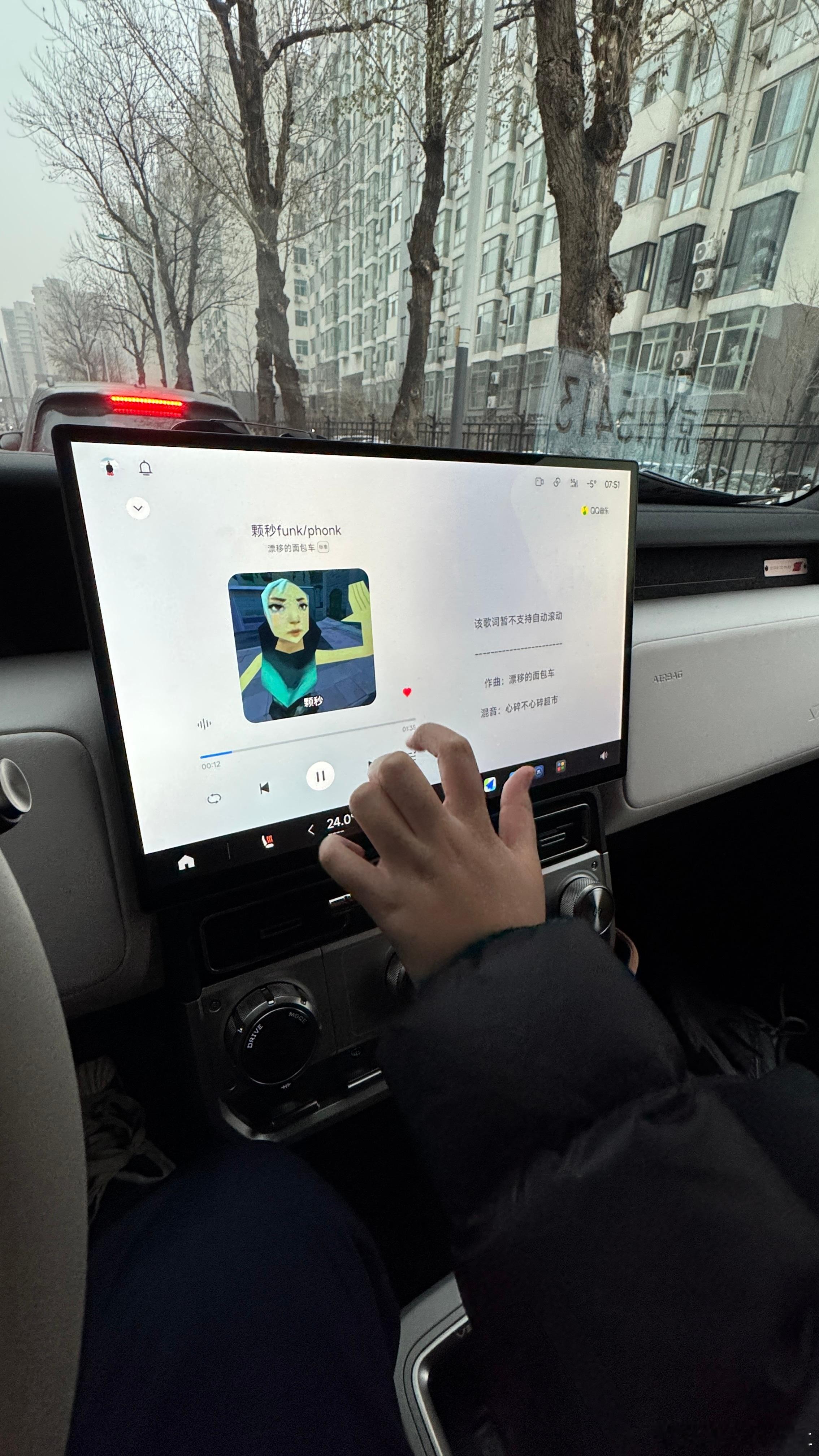 现在小学生听的歌真的太恐怖了原来咱小时候父母说的听不了咱听的歌 就是这个感觉