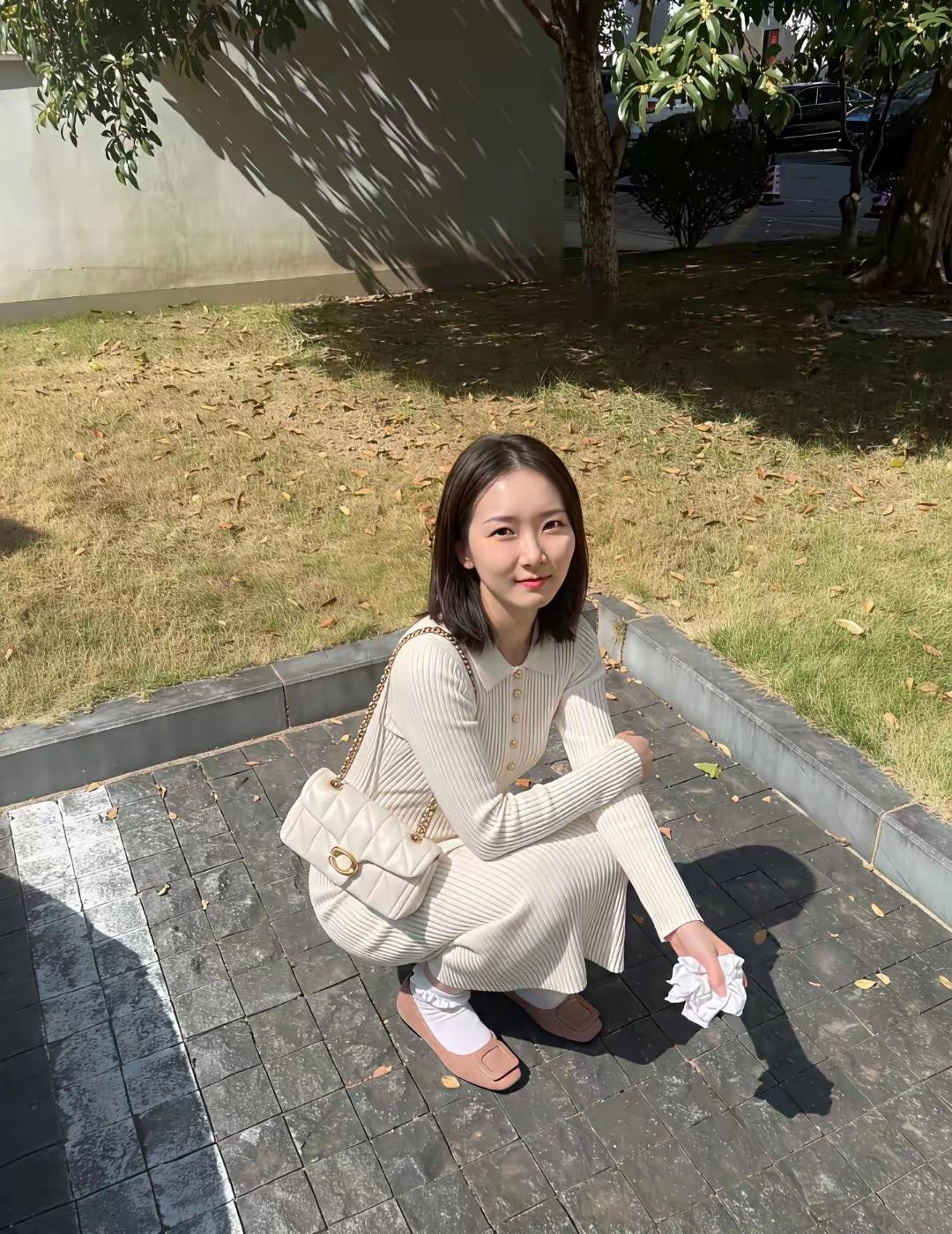 遇见占车位的人，大家该怎么办
会不会把车位让给别人呢…
看看这位美女
早早就来到