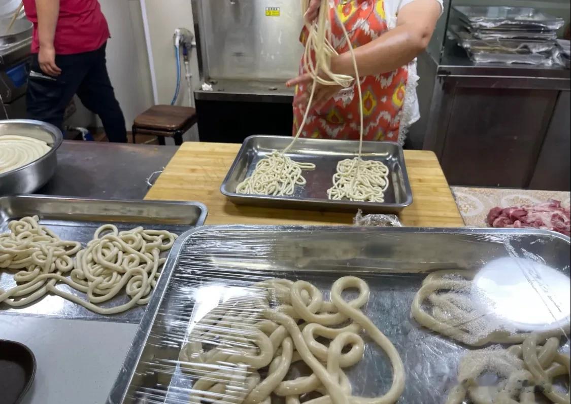 #乌鲁木齐头条# 天山区出租车司机，给内地旅游的人经常推荐的一家馆子，每天都是人