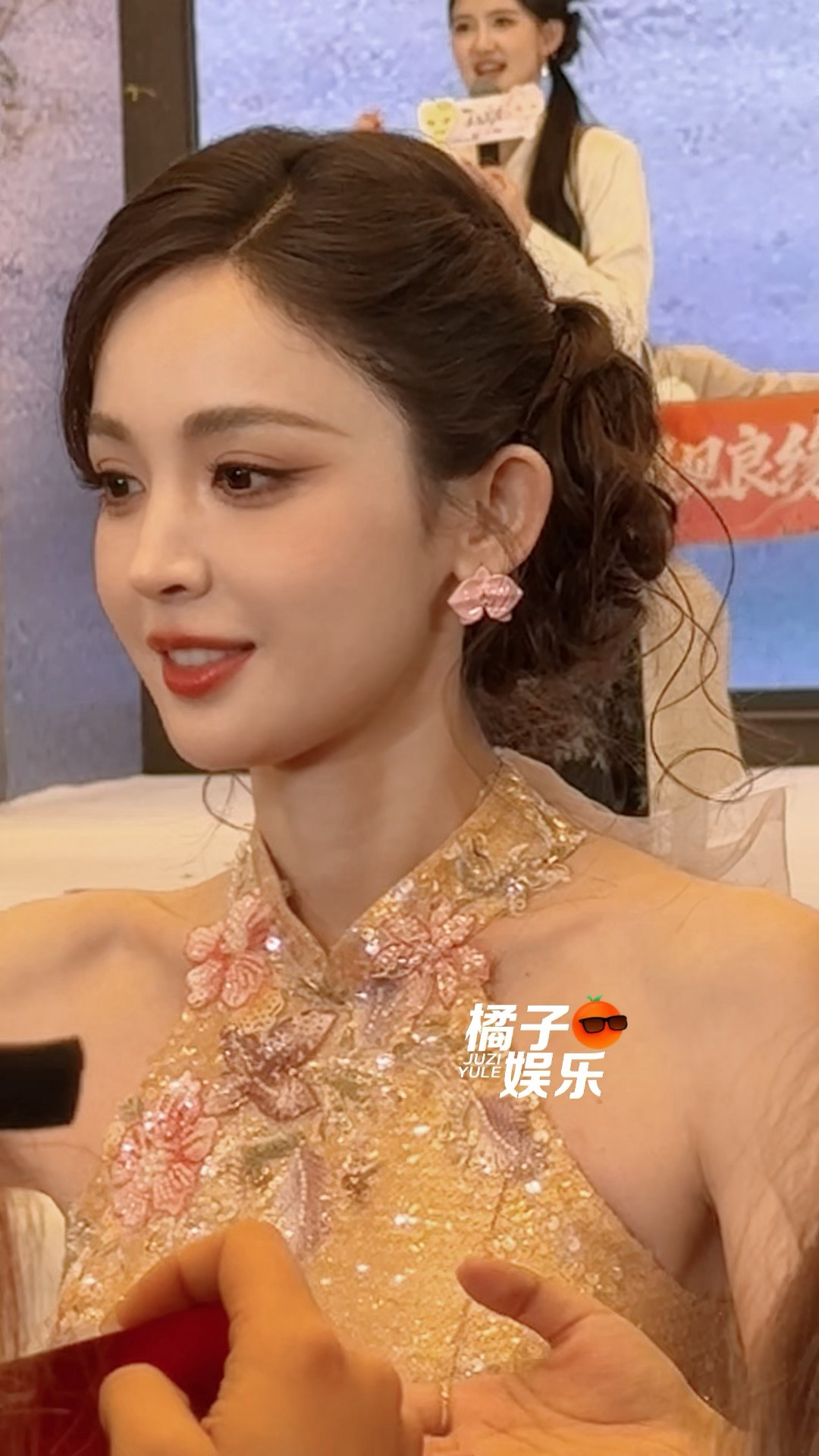 娜扎发红包这个怼脸镜头！！绝美！！！娜扎发红包怼脸镜头娜扎绝美怼脸