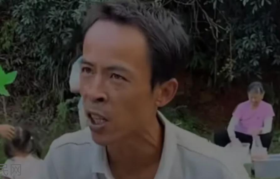 最近，江西景德镇有个卖鸡排的摊贩李俊永，大家都叫他“鸡排哥”，他靠亲切的服务、幽