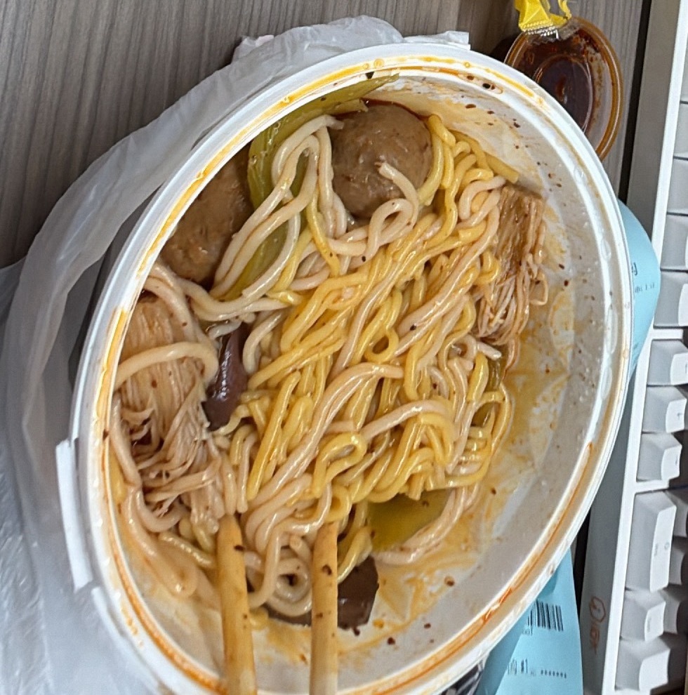 今天中午点了一碗刘文祥麻辣烫谁懂那种很难吃但是吃饱了的感觉