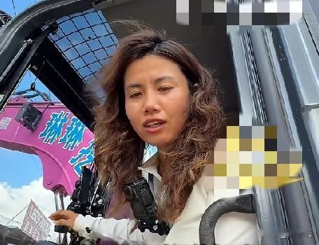 7月10日，广西横州市校椅镇苏马村，博主“挖机琳琳”从辽宁赶来横州支援。她驾驶着