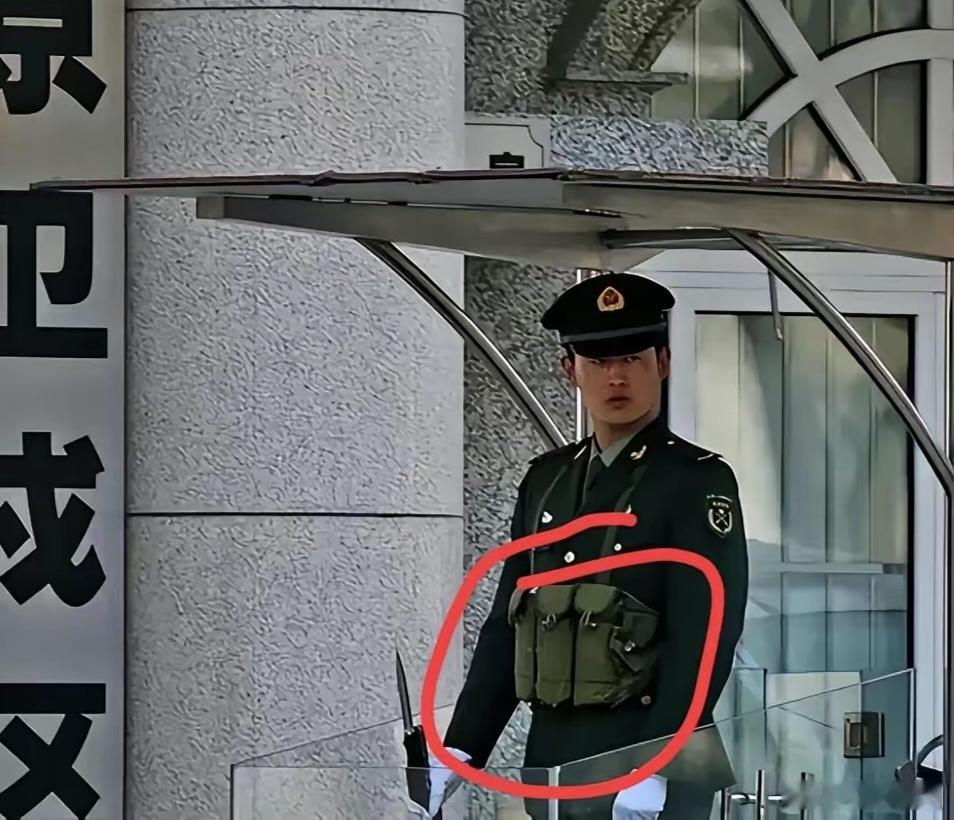 不懂就问，为啥站岗战士胸前的子弹袋，还是用的上世纪的？[黑线] 