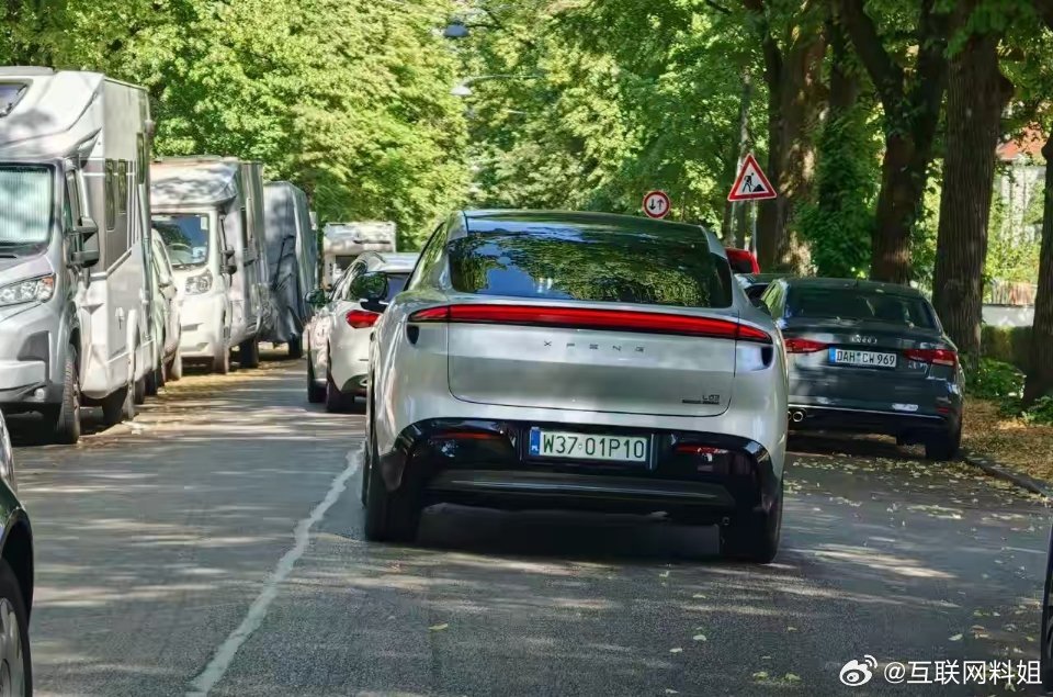 小鹏MONA L03海外路测谍照流出，大量网友在慕尼黑街头拍到实车，低趴轿跑外观