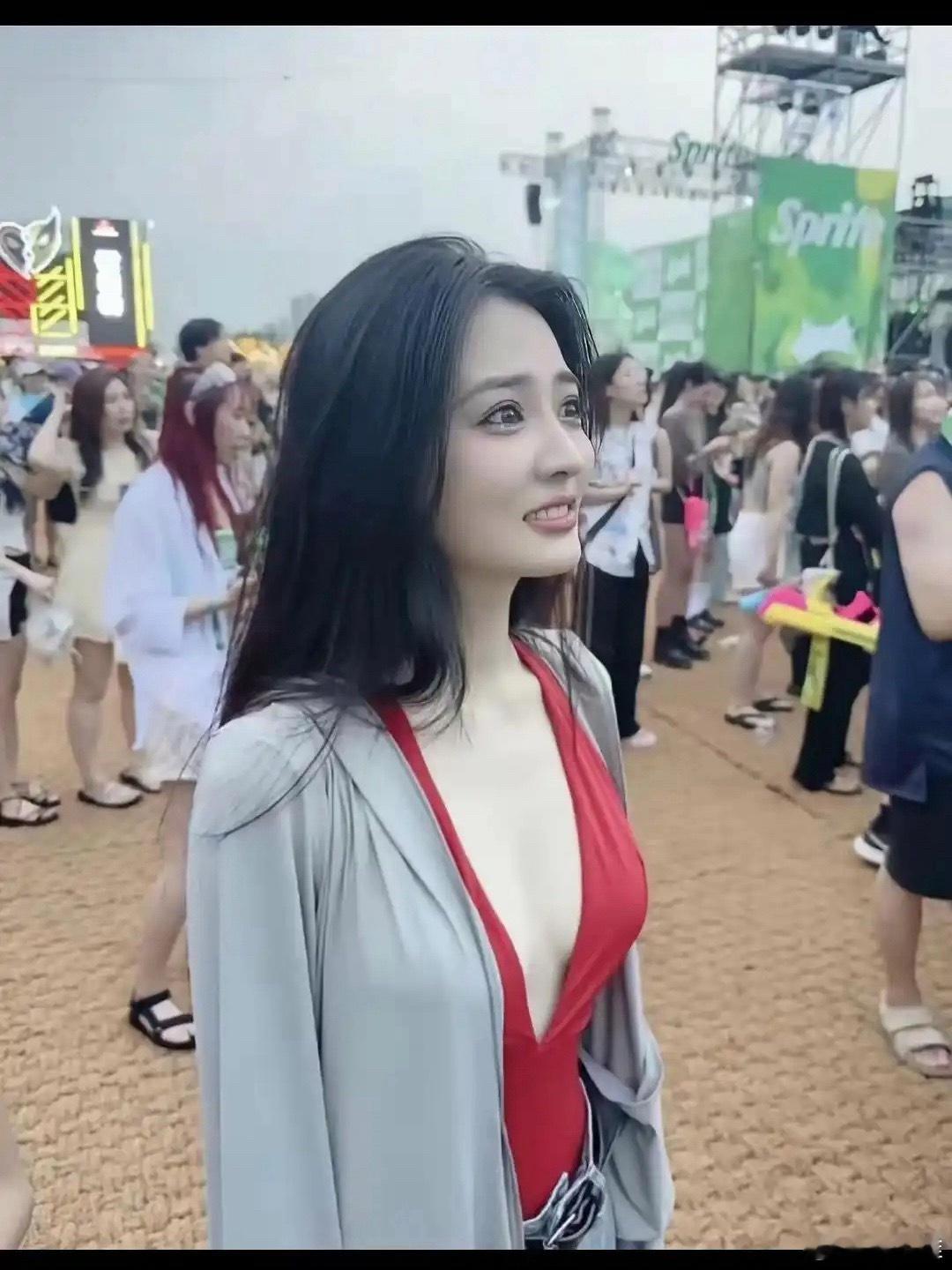 徐璐曾经在甄嬛传里让人们记住了她，现在却沦落到无戏可拍的状态，可惜了！ 