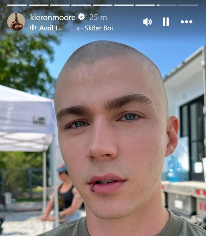 《军靴男孩》主演 Miles Heizer（迈尔斯·赫尔泽）最近大火出圈，同剧组