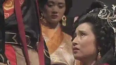 公元214年，曹操命人把躲在墙壁夹层内的伏皇后拖了出来，伏皇后披头散发，鞋子也掉