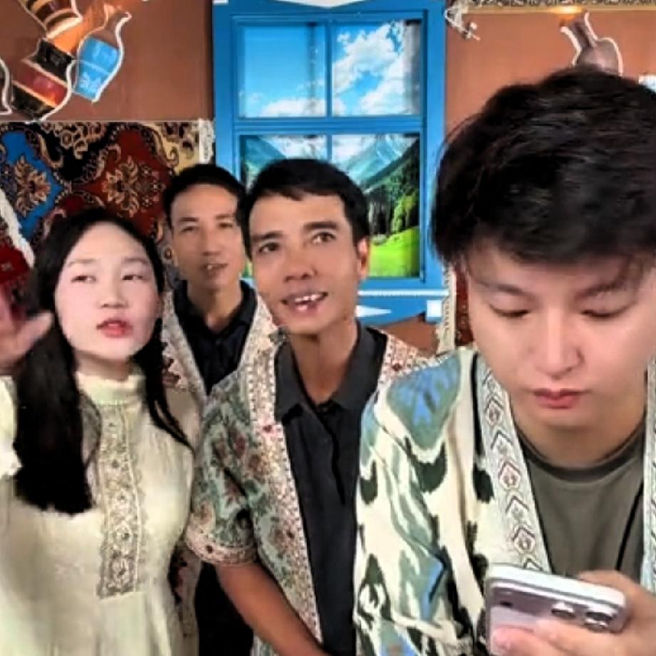 小松和秋秋带着的小数六叔从山东济南来到了新疆。接站的是霞姐，六叔和霞姐如愿以偿的