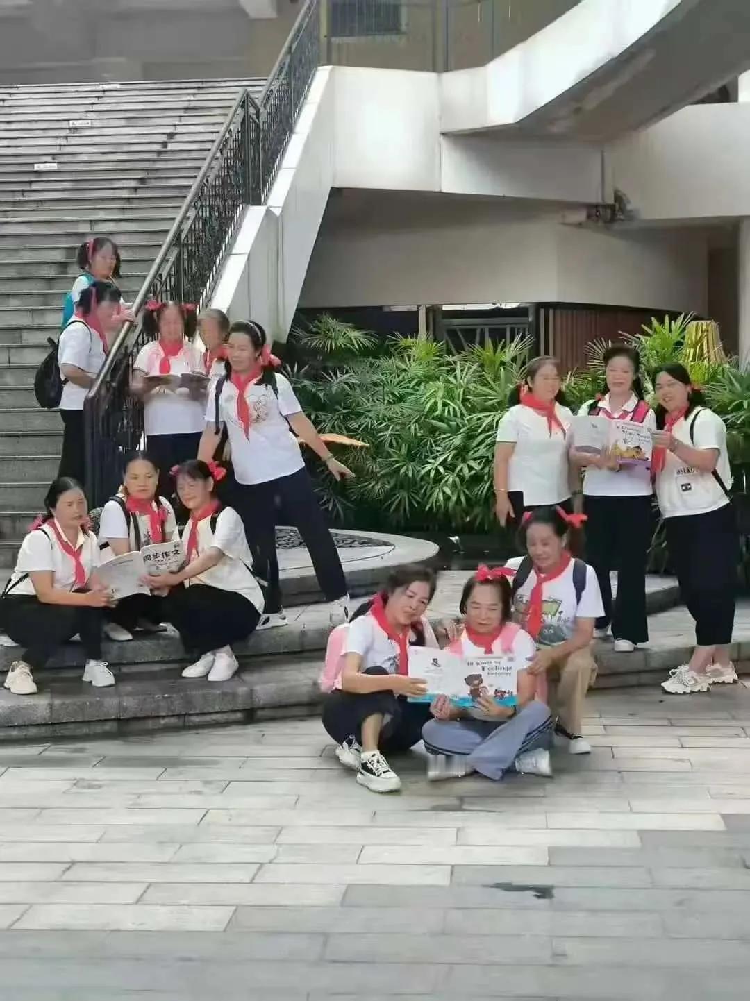 看到大妈们这一副“天真无邪”的样子，原谅我不厚道的笑了。

大妈们穿着白衬衫，戴