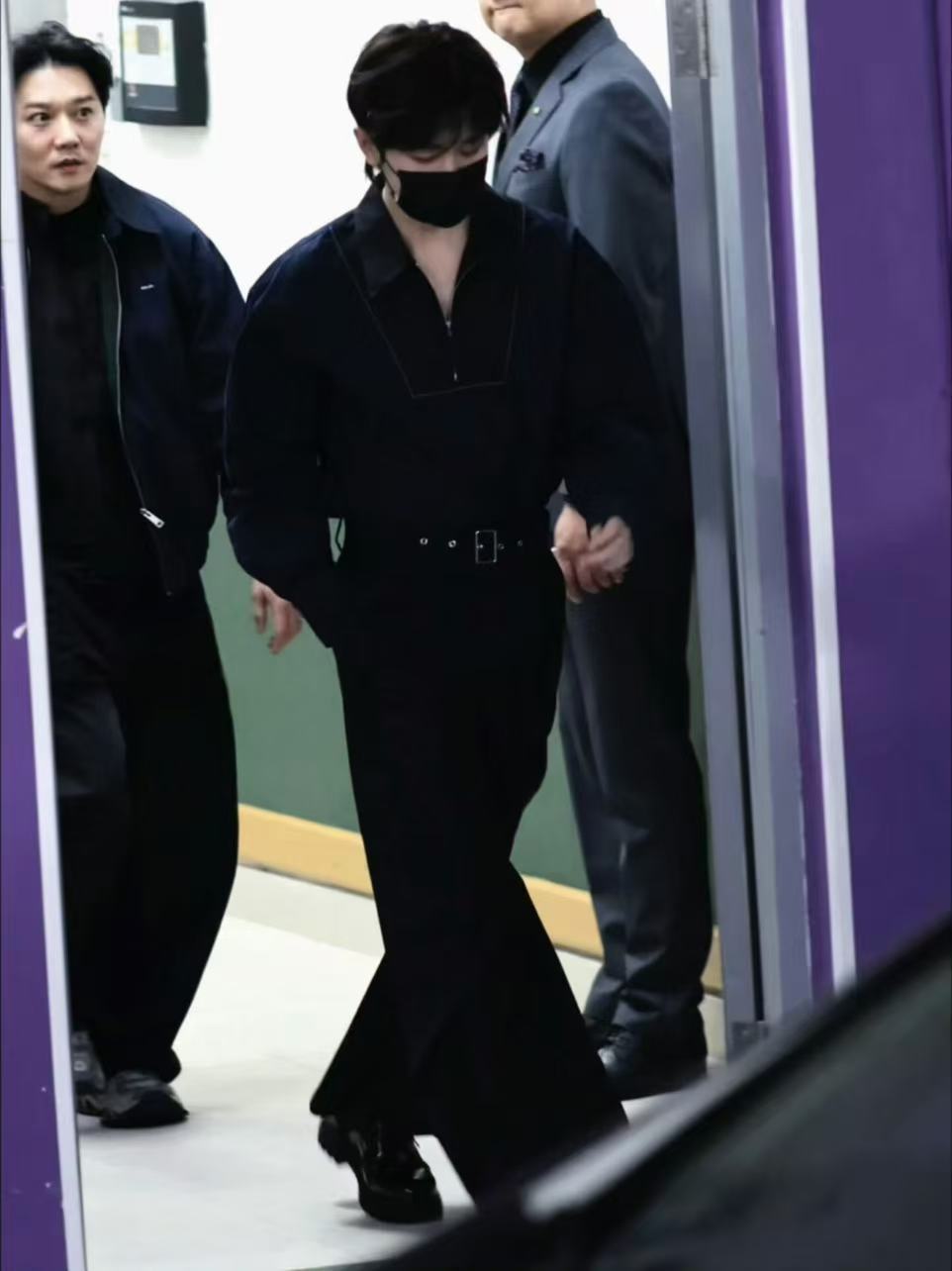 成毅深V贵公子 成毅今日深v造型路透完全贵公子即视感，身材气质太出众了，谁家男模